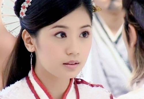 賈靜雯 14歲就開(kāi)始拍廣告,31歲嫁入豪門,離婚后再嫁小9歲演員